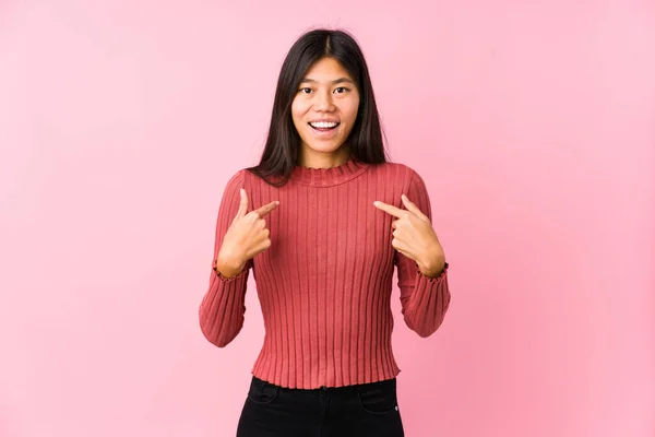 Jonge Chinese Vrouw Poseren Geïsoleerd Verbaasd Wijzend Naar Zichzelf Brede — Stockfoto