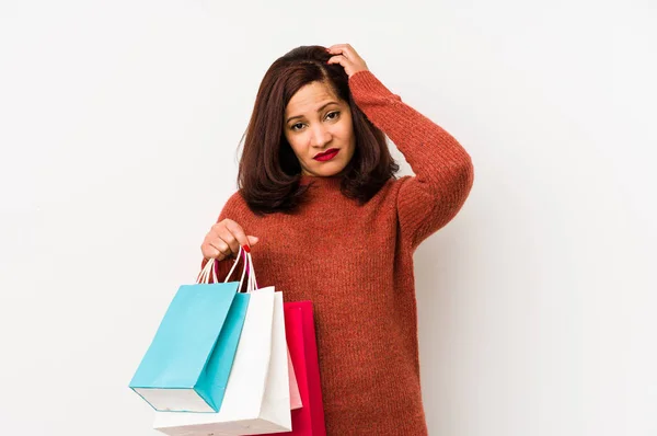 Medelålders Latinska Kvinna Som Håller Shoppingpåse Isolerad Blir Chockad Hon — Stockfoto