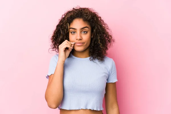 Joven Mujer Afroamericana Sobre Fondo Rosa Con Los Dedos Los —  Fotos de Stock