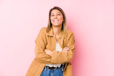 Kafkasyalı genç bir kadın yalnız gülüyor ve eğleniyor..