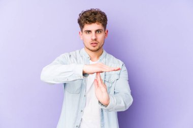 Sarışın, kıvırcık saçlı, beyaz tenli bir adam tecrit edilmiş..