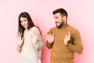 Kafkasyalı genç bir çift, tiksinti belirtisi gösteren birini reddediyor..