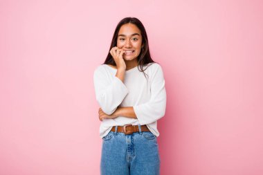 Tırnak yiyen, gergin ve endişeli genç Hintli kadın..