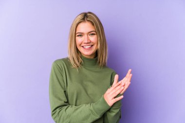 Sarışın, beyaz bir kadın kendini soyutlamış enerjik ve rahat hissediyor, ellerini ovuşturuyor..