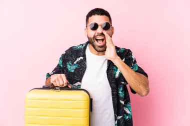 Elinde bavul tutan genç latin adam heyecanla bağırıyor..