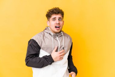 Adam korkmuş ve korkmuş..