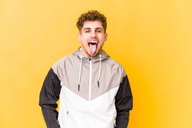  Komik ve arkadaş canlısı bir dil..