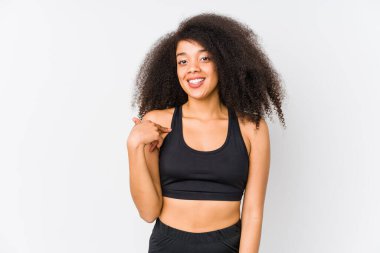 Genç Afro-Amerikan sporcu kadın tişört fotokopi alanını elle gösteriyor, gururlu ve kendinden emin