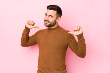 Pembe arka planı olan beyaz bir genç kendini yalnız ve gururlu hissediyor, örnek olarak..