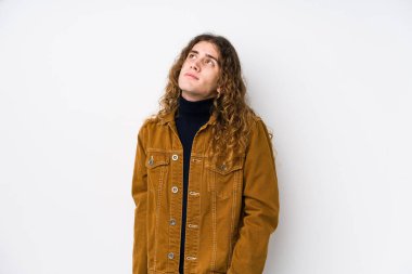 Uzun saçlı adam hedeflerine ve amaçlarına ulaşma hayali kuruyor.