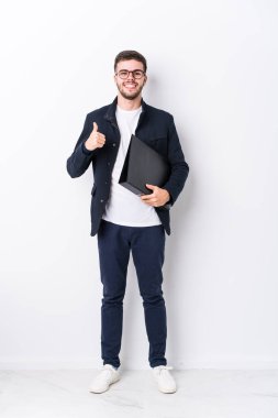 Kafkasyalı genç adam tüm vücudu izole edilmiş gülümsüyor ve başparmağını kaldırıyor.