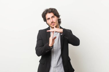 Beyaz bir geçmişi olan genç bir iş adamı mola verme hareketi yapıyor..