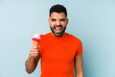 Elinde dondurma tutan genç bir latin adam çok sinirli ve agresif çığlıklar atıyor..