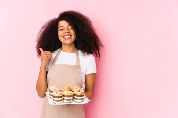 Jovem Pasteleiro Afro Mulher Segurando Cupcakes Isoladojovem Padeiro Afro Sorrindo — Fotografia de Stock