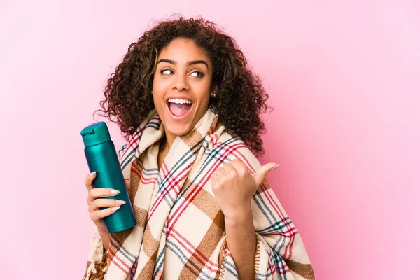 Jonge Afro Amerikaanse Vrouw Rust Een Camping Geïsoleerde Punten Met — Stockfoto