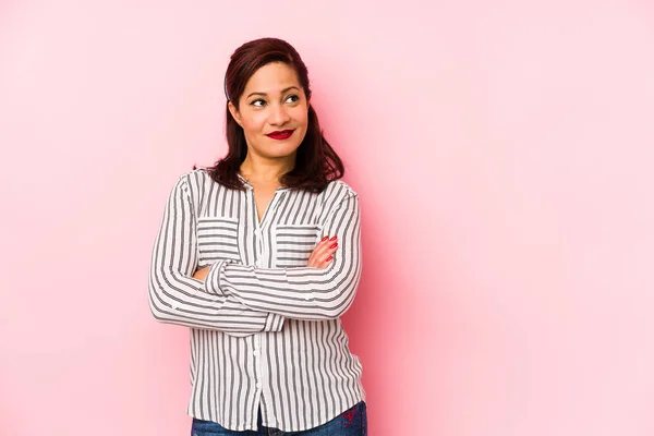 Donna Latina Mezza Età Isolata Uno Sfondo Rosa Sorridente Fiducioso — Foto Stock