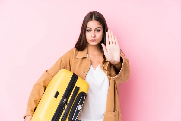 Joven Mujer Viajera Caucásica Sosteniendo Una Maleta Aisladade Pie Con — Foto de Stock