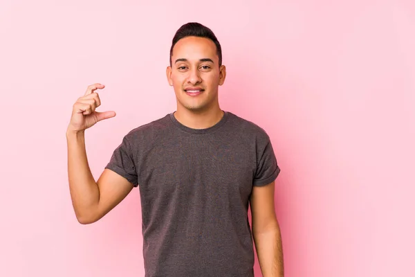 Yooung Lateinisch Mann Posiert Einem Rosa Hintergrund Hält Etwas Wenig — Stockfoto