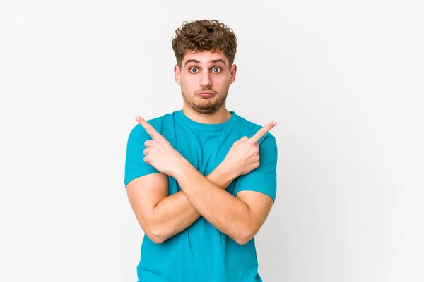 Giovane Biondo Capelli Ricci Uomo Caucasico Punti Isolati Lateralmente Sta — Foto Stock