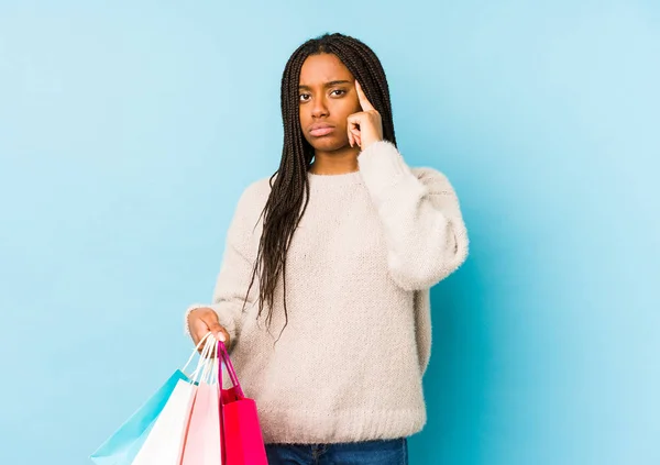 Ung Afrikansk Amerikansk Kvinna Håller Shoppingpåse Isolerad Pekar Tempel Med — Stockfoto