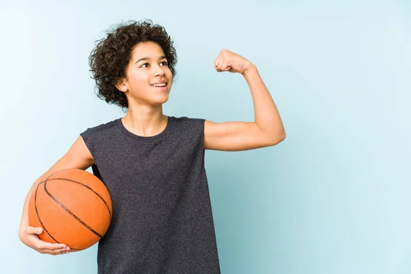 Ragazzo Che Gioca Basket Isolato Sfondo Blu Alzando Pugno Dopo — Foto Stock