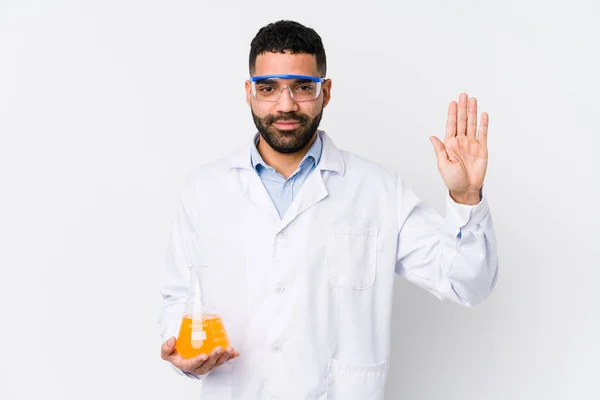 Junger Arabischer Chemiker Lächelt Fröhlich Und Zeigt Nummer Fünf Mit — Stockfoto