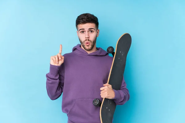 Jovem Homem Patinador Caucasiano Isolado Tendo Alguma Grande Ideia Conceito — Fotografia de Stock