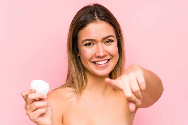 Joven Mujer Caucásica Sosteniendo Una Crema Hidratante Aislada Sonrisas Alegres — Foto de Stock