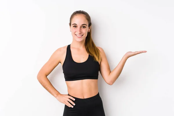 Junge Kaukasische Fitness Frau Posiert Vor Weißem Hintergrund Und Zeigt — Stockfoto