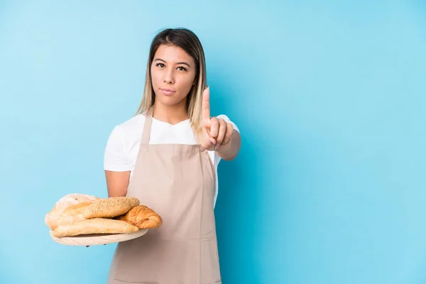 Junge Kaukasische Bäckerin Isoliert Zeigt Nummer Eins Mit Finger — Stockfoto