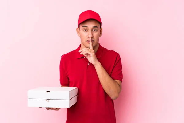 Ung Pizza Leverans Latin Man Isolerad Hålla Hemlighet Eller Tystnad — Stockfoto
