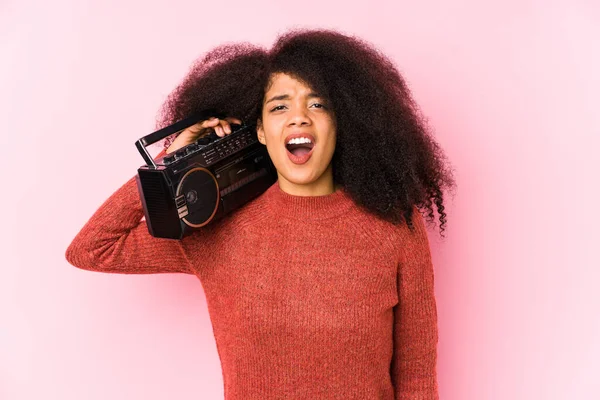 Jovem Afro Mulher Segurando Cassete Isolado Gritando Muito Irritado Agressivo — Fotografia de Stock
