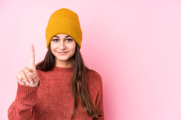 Jonge Blanke Vrouw Draagt Een Wollen Pet Met Nummer Één — Stockfoto