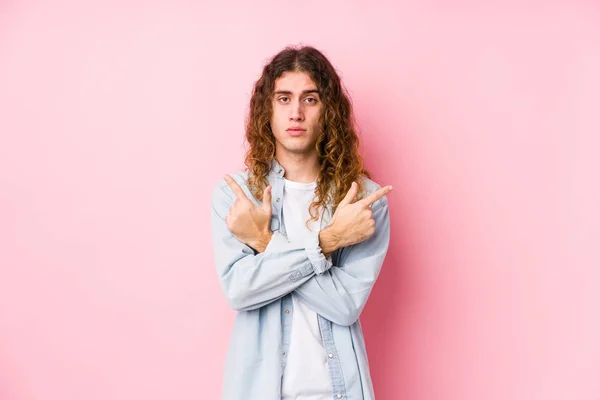 Homem Cabelo Longo Posando Pontos Isolados Lado Está Tentando Escolher — Fotografia de Stock