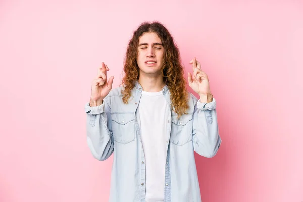 Mann Mit Langen Haaren Posiert Vereinzelt Mit Daumen Fürs Glück — Stockfoto