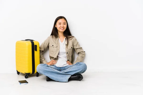 Młody Chiński Podróżnik Kobieta Siedzi Trzymając Karty Pokładowe Pewnie Trzymając — Zdjęcie stockowe