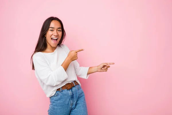 Ung Blandras Indian Kvinna Glada Pekar Med Pekfingrar Bort — Stockfoto