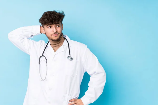 Jovem Árabe Médico Homem Idolatrado Tocando Parte Trás Cabeça Pensando — Fotografia de Stock