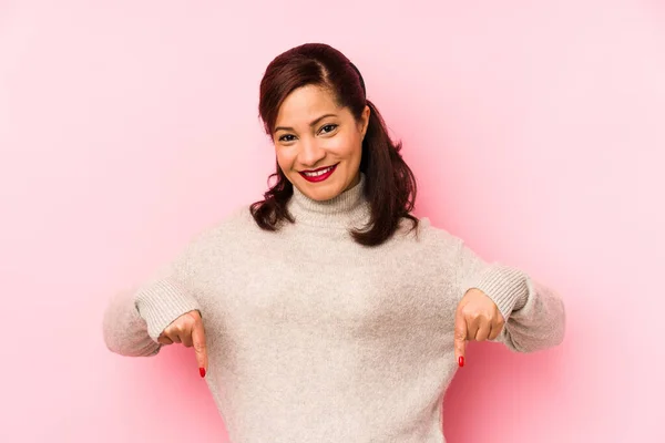 Mujer Latina Mediana Edad Aislada Sobre Fondo Rosa Apunta Hacia — Foto de Stock