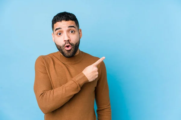 Young Latin Man Blue Background Isolated Pointing Side — Stock Photo, Image