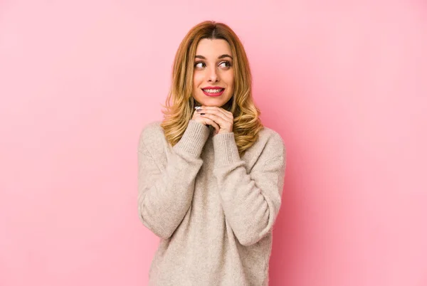 외로운 스웨터를 금발의 여자는 행복하게 — 스톡 사진