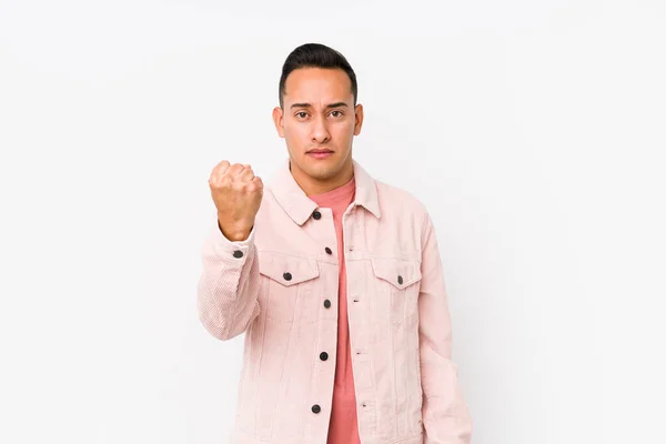 Jovem Latino Posando Isolado Mostrando Punho Para Câmera Expressão Facial — Fotografia de Stock