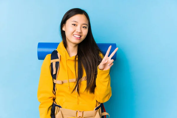 Jovem Mulher Mochileiro Chinês Isolado Alegre Despreocupado Mostrando Símbolo Paz — Fotografia de Stock