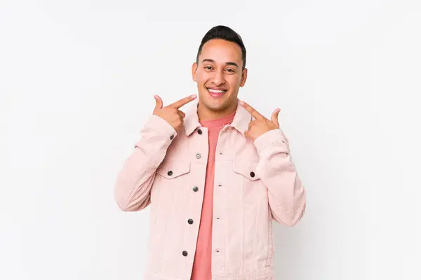 Jovem Latino Posando Sorrisos Isolados Apontando Dedos Para Boca — Fotografia de Stock