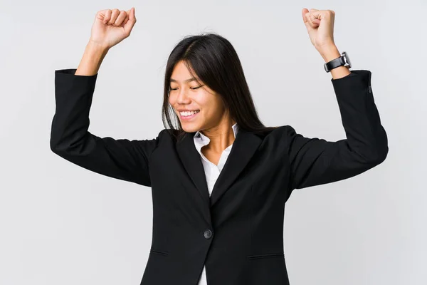 特別な日を祝う若いアジアのビジネス女性 ジャンプし エネルギーで腕を上げる — ストック写真
