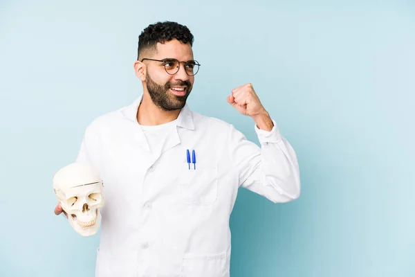 Jonge Dokter Latijnse Man Met Een Schedel Geïsoleerde Hef Vuist — Stockfoto