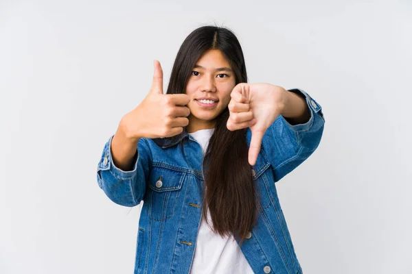 親指と親指の下に表示される若いアジアの女性 難しい選択の概念 — ストック写真
