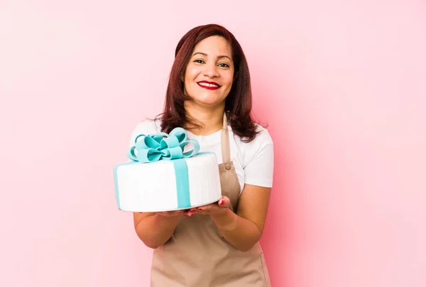 Mujer Latina Mediana Edad Sosteniendo Pastel Aislado Sobre Fondo Rosa —  Fotos de Stock