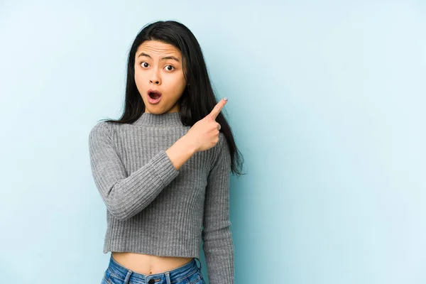 Joven Mujer China Aislada Sobre Fondo Azul Apuntando Hacia Lado — Foto de Stock