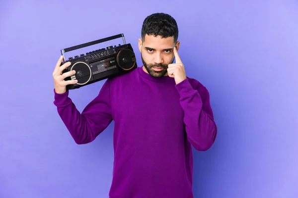 Jovem Árabe Segurando Rádio Cassete Isolado Jovem Árabe Ouvindo Música — Fotografia de Stock